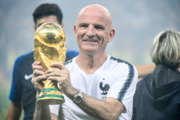 影响他的个 影响他的个